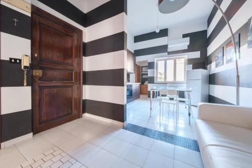 a living room with black and white striped walls at Casa Via Medici in Milazzo