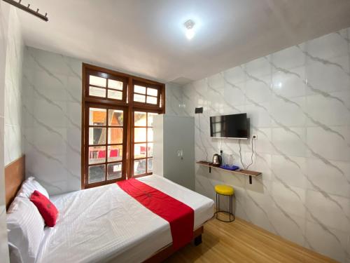 a bedroom with a bed and a window at RedDoorz near RSUD Tidar Magelang in Magelang