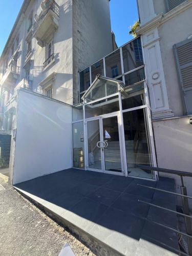 Το κτήριο όπου στεγάζεται  το διαμέρισμα