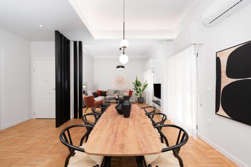 Spacious & Stylish Athens Apartment - Walk to Metro