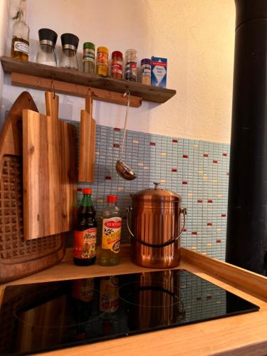 a stove top with a pot on a shelf at Zum oidn Schmie Haus in Pemfling
