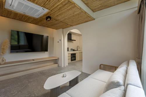 TV a/nebo společenská místnost v ubytování Amala Grand Bleu Resort Hilltops - SHA