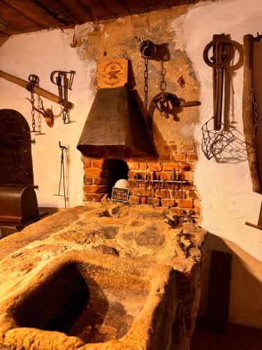 a stone oven in a room with a brick wall at Zum oidn Schmie Haus in Pemfling
