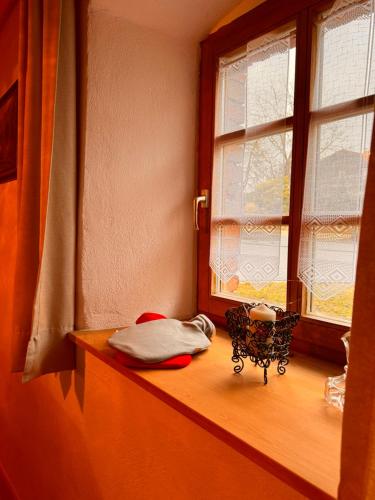 a window with a chair sitting on a window sill at Zum oidn Schmie Haus in Pemfling
