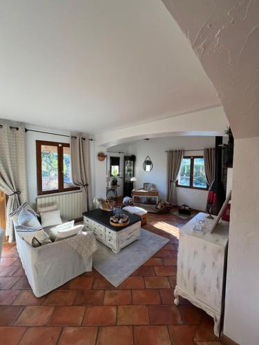 un salon avec un canapé et une table dans l'établissement Sous le Soleil des Adrets, à Montauroux