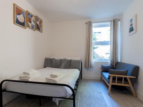 Postel nebo postele na pokoji v ubytování Pass the Keys Studio flat in Heart of Southend