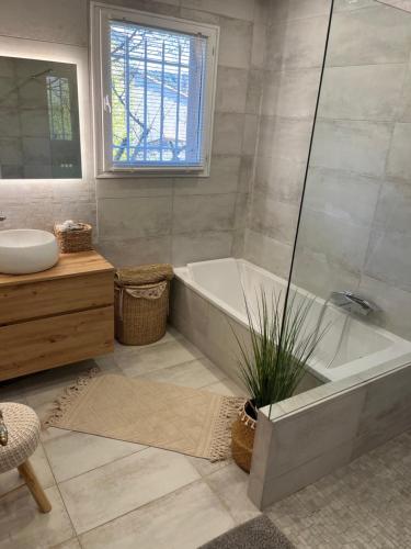 une salle de bain avec une baignoire, des toilettes et un lavabo dans l'établissement Sous le Soleil des Adrets, à Montauroux