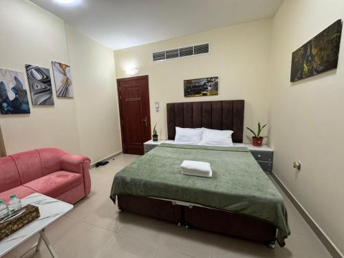 Galería fotográfica de shared bathroom room en Al Ain