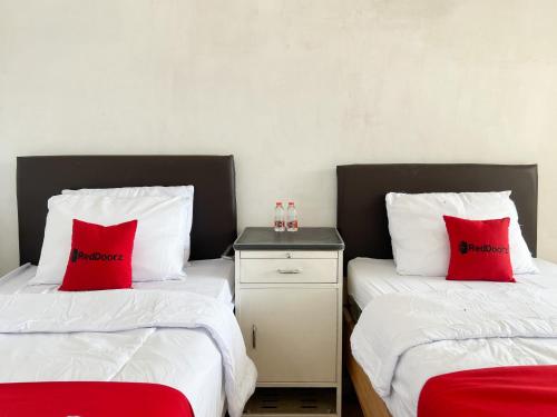 Ένα ή περισσότερα κρεβάτια σε δωμάτιο στο RedDoorz Syariah at jalan Dieng 5