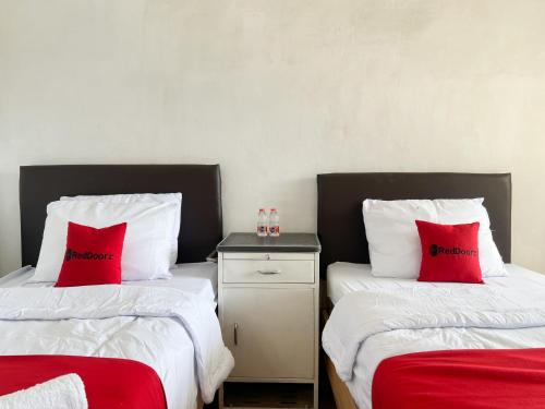 Ένα ή περισσότερα κρεβάτια σε δωμάτιο στο RedDoorz Syariah at jalan Dieng 5