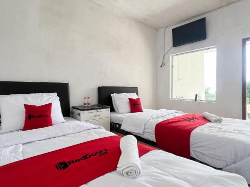 Ένα ή περισσότερα κρεβάτια σε δωμάτιο στο RedDoorz Syariah at jalan Dieng 5