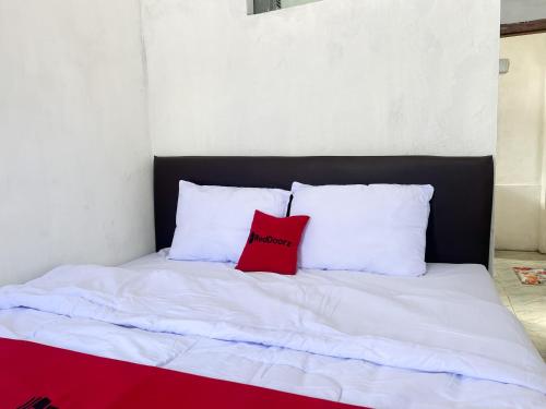 Ένα ή περισσότερα κρεβάτια σε δωμάτιο στο RedDoorz Syariah at jalan Dieng 5