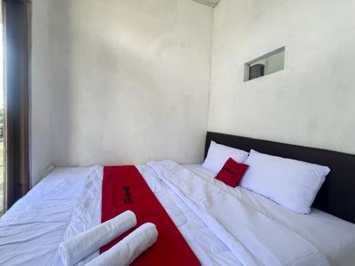 Ένα ή περισσότερα κρεβάτια σε δωμάτιο στο RedDoorz Syariah at jalan Dieng 5