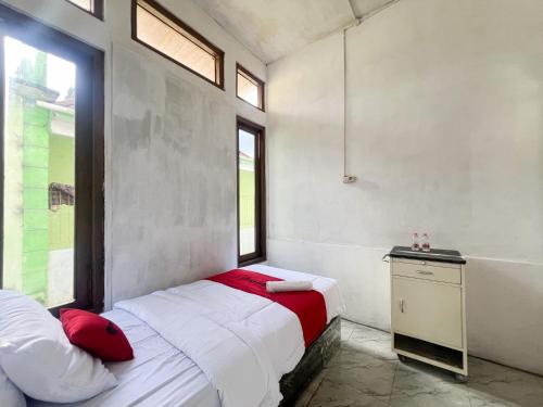 Ένα ή περισσότερα κρεβάτια σε δωμάτιο στο RedDoorz Syariah at jalan Dieng 5