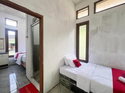 Ένα ή περισσότερα κρεβάτια σε δωμάτιο στο RedDoorz Syariah at jalan Dieng 5