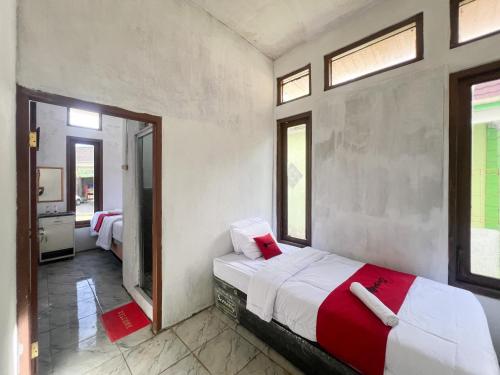 Ένα ή περισσότερα κρεβάτια σε δωμάτιο στο RedDoorz Syariah at jalan Dieng 5