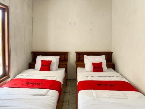 Ένα ή περισσότερα κρεβάτια σε δωμάτιο στο RedDoorz Syariah at jalan Dieng 5