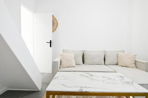 Ce lit se trouve dans un dortoir doté d'un mur blanc. dans l'établissement Appartement cozy - Proche métro, à Saint-Denis