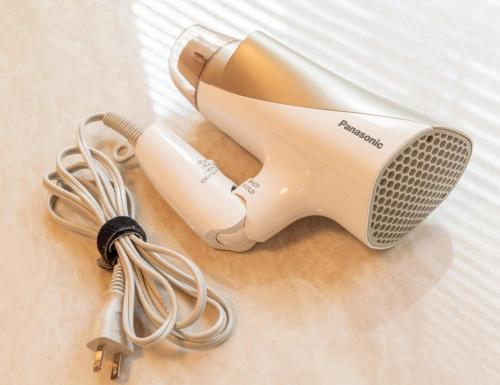a hair dryer and a hair dryer with a cord at 301奈良難波に便利な静かで快適マンション in Higashi-osaka