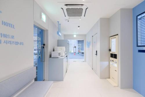 a corridor of a hospital with a hallway at 은행 아늑에어 대전역점 Aank Air Hotel Daejeon Station in Daejeon