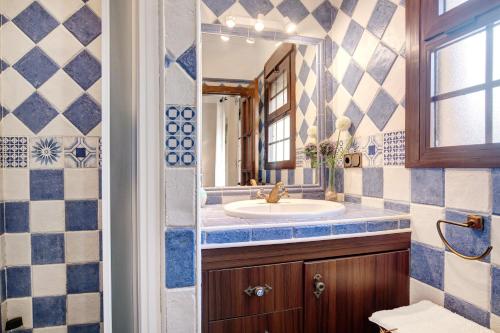 ロンダにあるCasa Ayala Rondaの洗面台と鏡のあるバスルーム