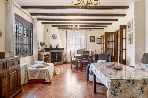 ロンダにあるCasa Ayala Rondaのテーブルと椅子のあるキッチンとリビングルーム