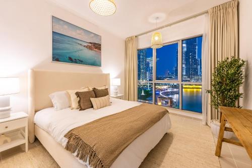 ドバイにあるthe Byron Bay condoのベッドルーム(大型ベッド1台、大きな窓付)