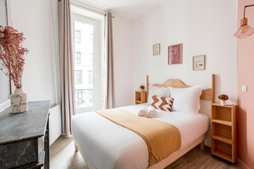 une chambre avec un lit et une fenêtre dans l'établissement Reva Suites, à Paris