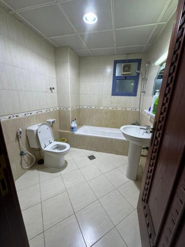 Galería fotográfica de shared bathroom room en Al Ain