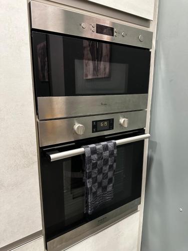 un four en acier inoxydable avec une serviette suspendue dans l'établissement Le Studio de l 'Avenue, à Valence