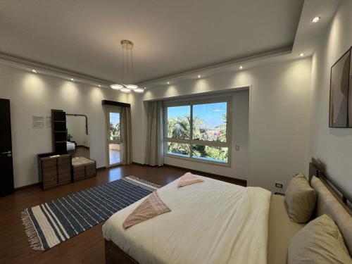 Postel nebo postele na pokoji v ubytování Uphill Villa Palm Hills district Sheikh Zayed city