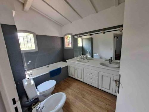 La salle de bains est pourvue de 2 toilettes, d'un lavabo et d'une baignoire. dans l'établissement Maison Gassin - SaintTropez, à Saint-Tropez