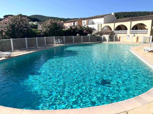 une grande piscine avec de l'eau bleue dans l'établissement Maison Gassin - SaintTropez, à Saint-Tropez