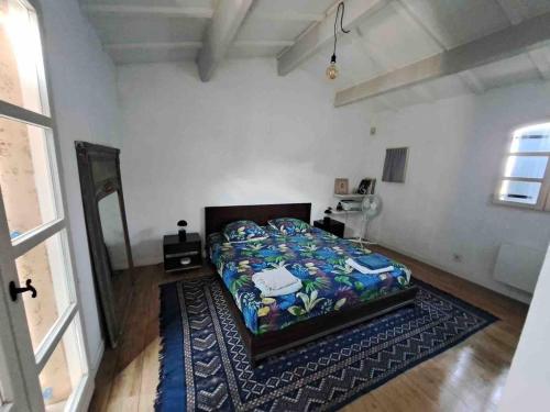 une chambre avec un lit et un tapis au sol dans l'établissement Maison Gassin - SaintTropez, à Saint-Tropez