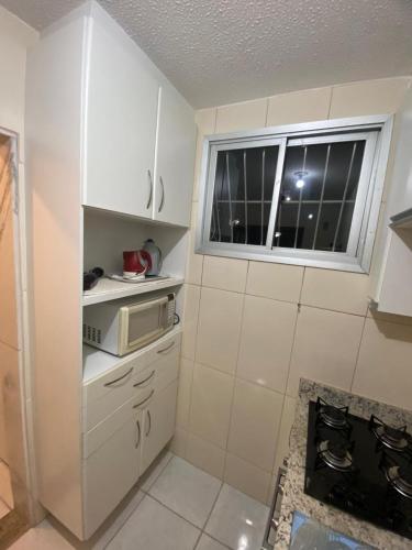 Η κουζίνα ή μικρή κουζίνα στο Excelente Apartamento Climatizado em Jacaraipe