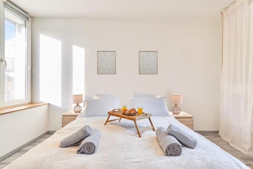 ランスにあるLe Jacquart Centre-ville Spacieux Confortの白いベッドルーム(テーブル付きのベッド付)