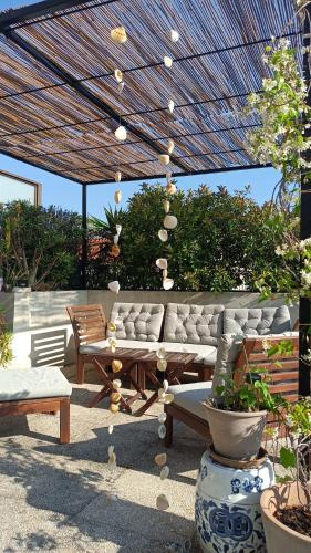 un patio avec un canapé, une table et des chaises dans l'établissement Chambre calme ouvrant sur magnifique rooftop, à Toulon