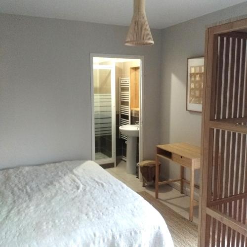 une chambre avec un lit et une salle de bain avec un lavabo dans l'établissement Chambre calme ouvrant sur magnifique rooftop, à Toulon