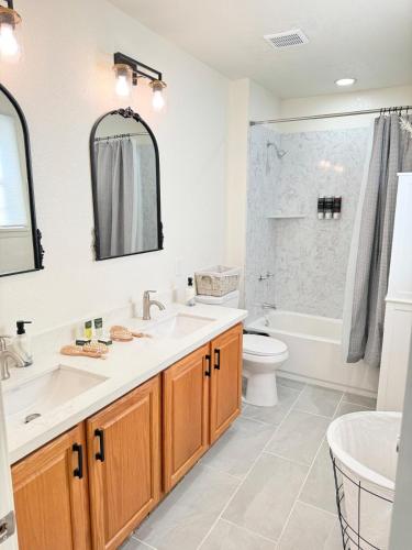 a bathroom with a sink and a toilet and a tub at Reset, Relax and Enjoy Fairfield, Napa in Fairfield