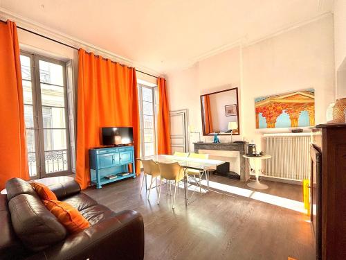 TV a/nebo společenská místnost v ubytování Le 22, T3 centre Nîmes Maison Carrée, 2 chambres