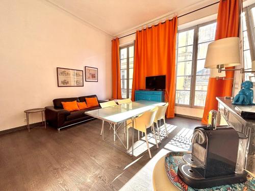 un salon avec un canapé et une table dans l'établissement Le 22, T3 centre Nîmes Maison Carrée, 2 chambres, à Nîmes