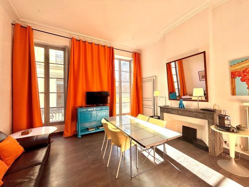 TV a/nebo společenská místnost v ubytování Le 22, T3 centre Nîmes Maison Carrée, 2 chambres