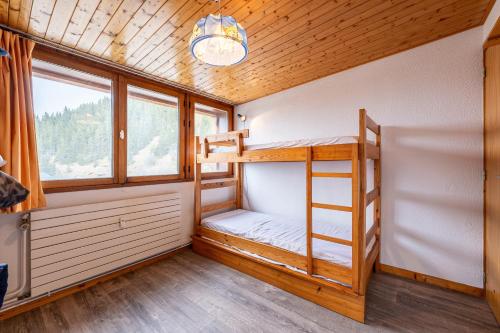 a room with two bunk beds in a cabin at Appartement 22 - 5 personnes in Les Allues