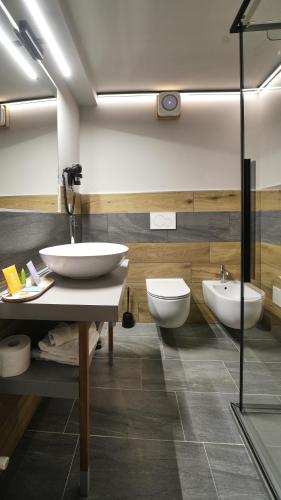a bathroom with two sinks and two toilets at Hotel Perruquet in Breuil-Cervinia