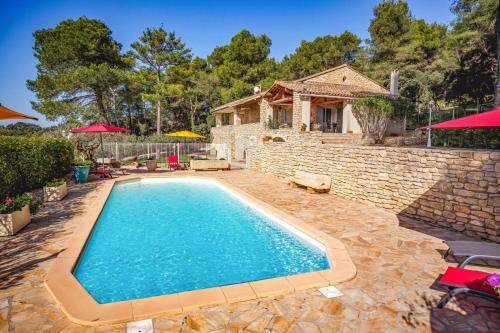 une piscine dans une cour avec une maison dans l'établissement Villa Cheval Blanc by Villa Plus, à Cheval-Blanc