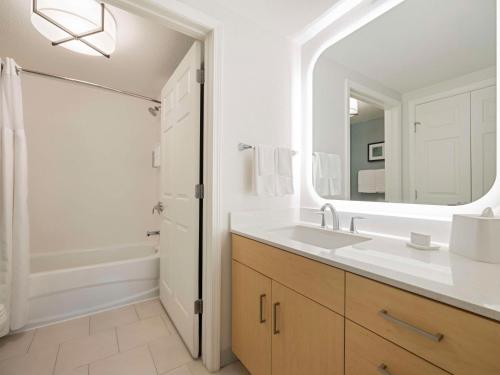 Koupelna v ubytování Homewood Suites by Hilton Parsippany-Troy Hills