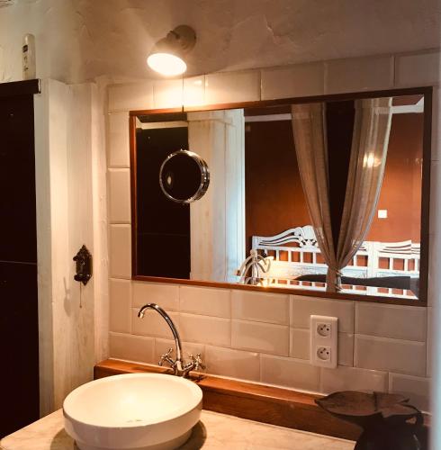 une salle de bain avec des toilettes blanches et une fenêtre dans l'établissement La Cloche Qui Rit kamers, à Balazuc