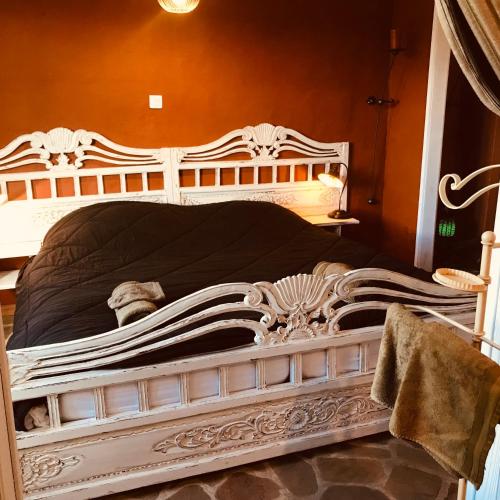 Cette chambre comprend un grand lit blanc. dans l'établissement La Cloche Qui Rit kamers, à Balazuc