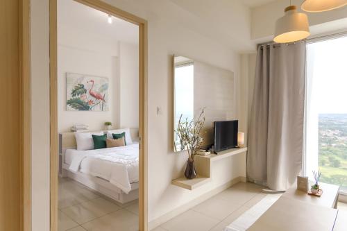 Postel nebo postele na pokoji v ubytování Calma 1BR I at TreePark Apartment
