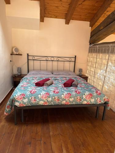 ein Bett mit zwei Kissen darauf in einem Schlafzimmer in der Unterkunft La corte dei celti la fonte 1 in San Benedetto Del Querceto